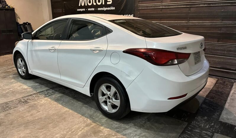 
								Hyundai Elantra 2015 lleno									